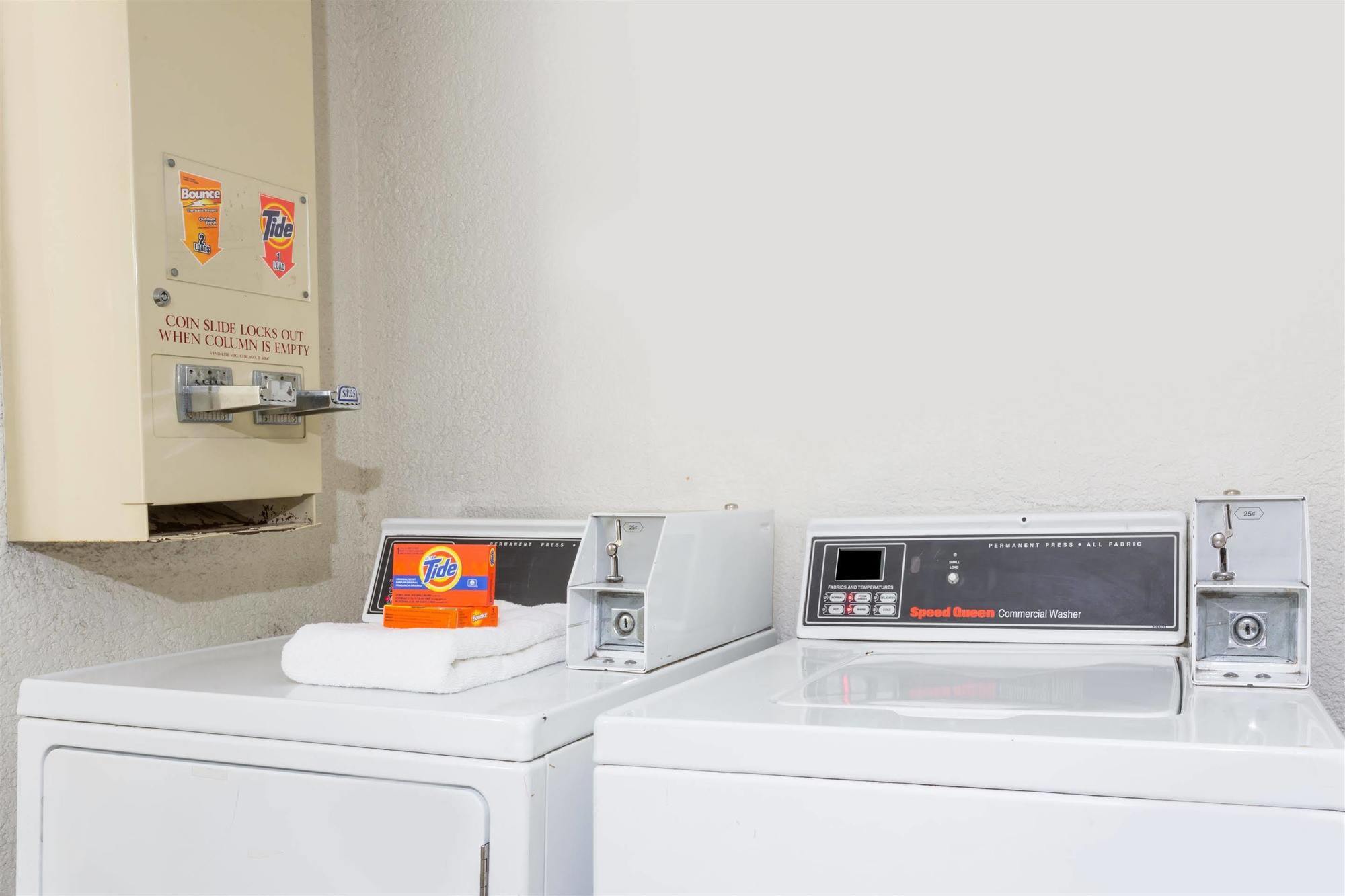 Days Inn By Wyndham Neptune Beach Jacksonville Beach Eksteriør billede